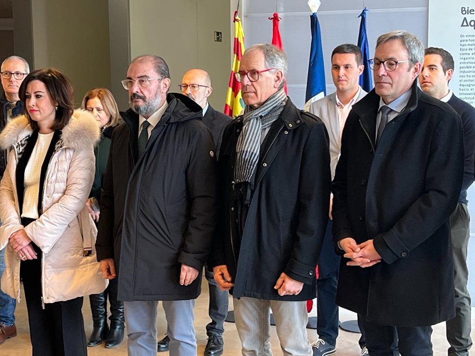 El presidente del Gobierno de Aragón, Javier Lambán, durante un minuto de silencio este sábado en Ejea de los Caballeros.