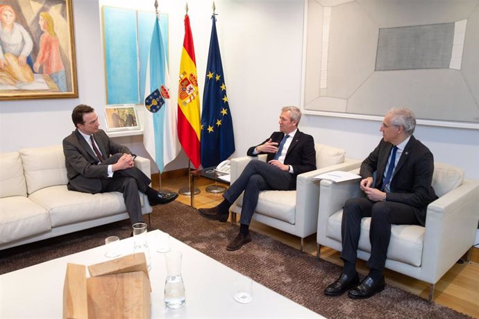 El presidente de la Xunta, Alfonso Rueda, acompañado del vicepresidente primero y conselleiro de Economía, Industria e Innovación, Francisco Conde, se reúne con el CEO de Enagás, Arturo Gonzalo.