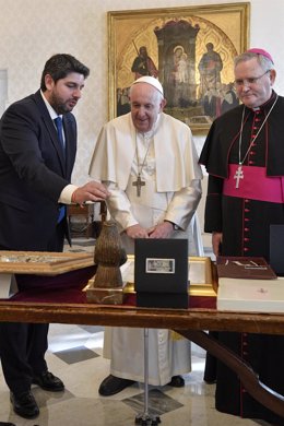 El presidente de la Región de Murcia es recibido por el Pontífice en audiencia privada y le entrega tres presentes característicos de las ciudades de Murcia, Cartagena y Lorca