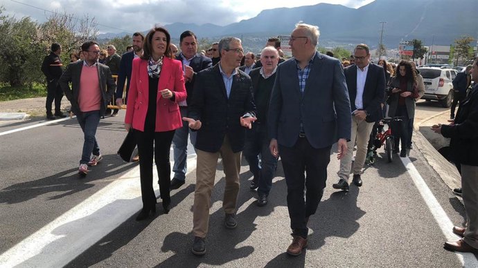 El  presidente de la Diputación de Málaga, Francisco Salado, inaugura junto a la alcaldesa de Alhaurín el Grande, Antonia Ledesma, las obras de mejora de un tramo de la carretera entre Alhaurín el Grande y Villafranco del Guadalhorce
