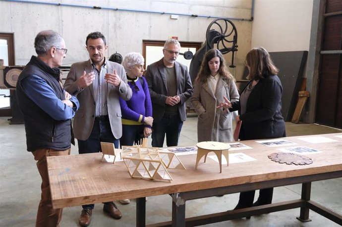 El candidato de Podemos a la presidencia del Consell de Mallorca, Iván Sevillano, se réune con representantes del Centro Tecnológico Balear de la Madera