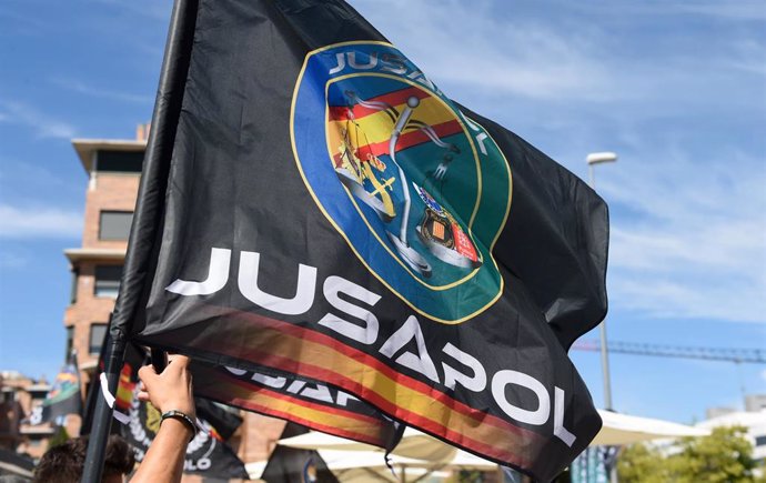 Archivo - Imagen de recurso de una bandera de Jusapol durante una manifestación.