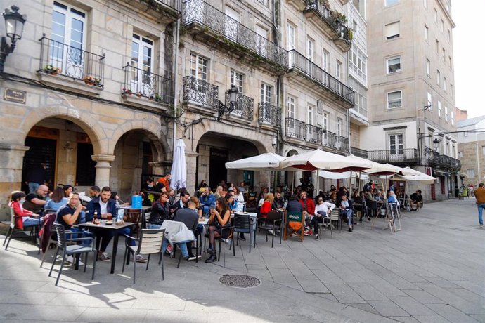 Archivo - Grupos de comensales sentados en una terraza de un establecimiento, a 23 de octubre de 2021, en Vigo, Galicia.