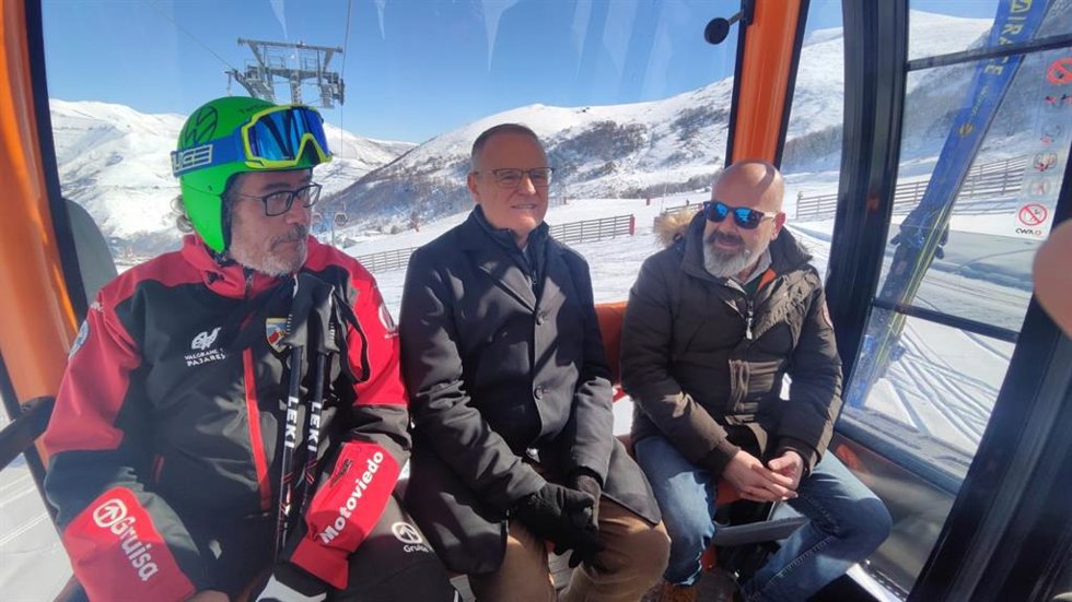 El candidato del PP, Diego Canga, visita la estación de Pajares.