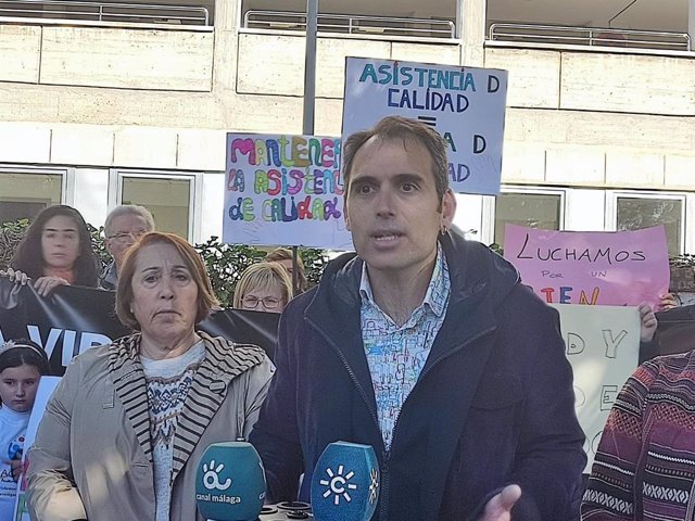 El coordinador general de IU Andalucía, Toni Valero, durante la concentración convocada por familiares y pacientes de enfermedades metabólicas en el Hospital Materno Infantil de Málaga
