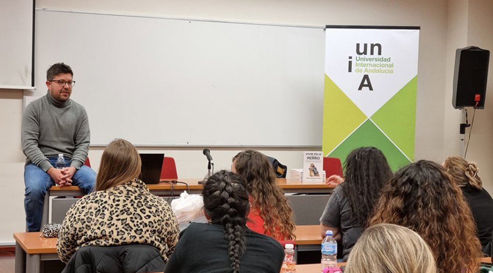 La UNIA presenta el libro 'Vivir feliz con mi perro' en la sede Antonio Machado de Baeza