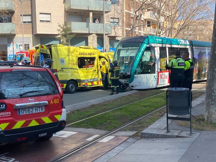 Accidente entre un convoy del Tram de Barcelona y una ambulancia del Sistema d'Emergncies Mdiques (SEM) en el cruce de la avenida Diagonal con la calle Lacuna