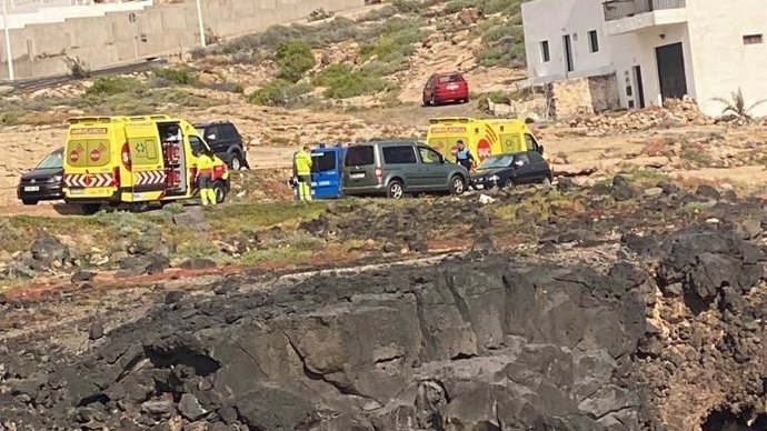Los recursos de emergencia activados por el Cecoes 1-1-2 del Gobierno de Canarias participan en la asistencia a un hombre herido tras sufrir una caída en una zona de rocas de difícil acceso en Las Eras