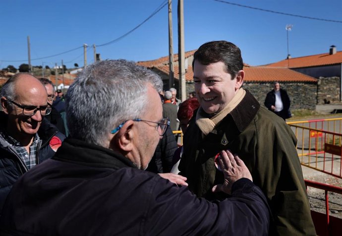 El presidente de la Junta, Alfonso Fernández Mañueco, asiste a la Feria de la Matanza de Berrocal de Salvatierra (Salamanca)