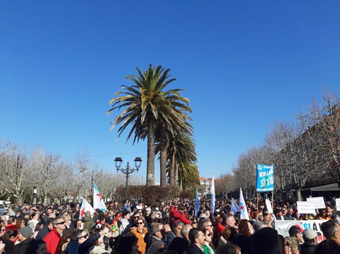 Manifestación en la alameda de Noia contra la decisión de la Xunta de Galicia de autorizar el vertido de 889.885 metros cúbicos de aguas residuales al arroyo de As Rabaceiras, en la ría de Muros y Noia, procedentes de una antigua mina.