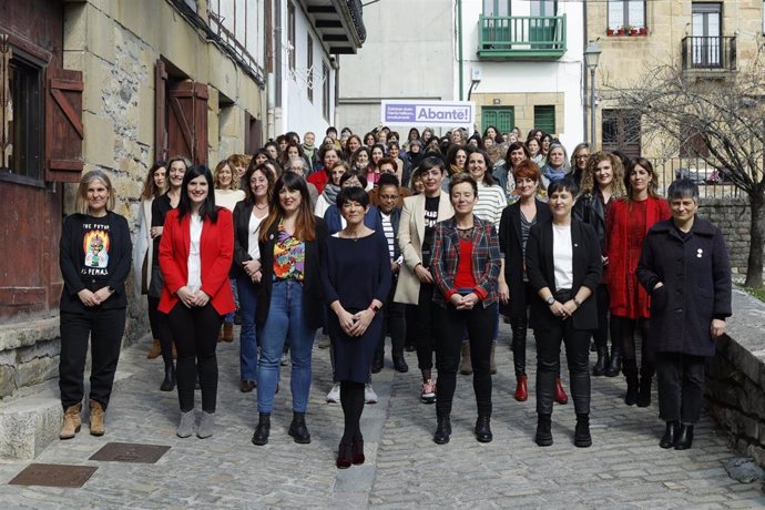 La candidata de EH Bildu a diputada general de Gipuzkoa, Maddalen Iriarte, y mujeres de la coalición soberanista en Hondarribia