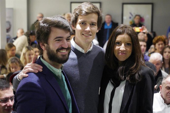  El vicepresidente de la Junta de Castilla y León, Juan García-Gallardo, el candidato de Vox a la presidencia de La Rioja, Ángel Alda, y la candidata de Vox a la alcaldía de Logroño, María Jiménez, durante un acto de Vox en el Hotel Los Bracos