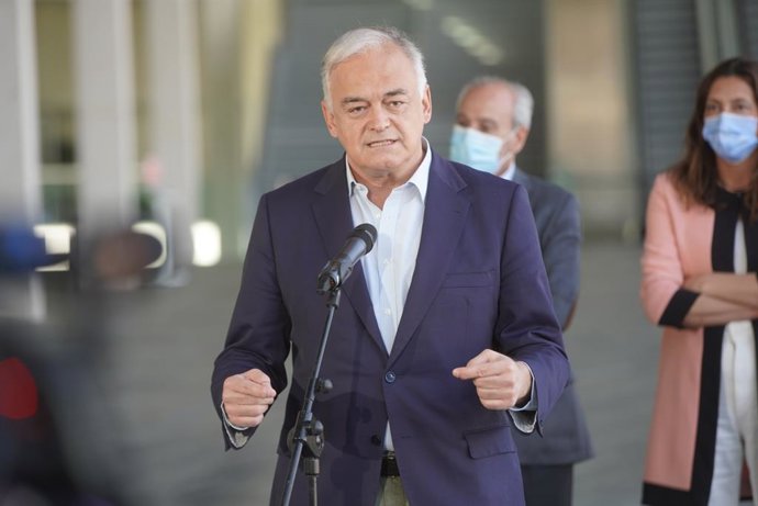 Archivo - El presidente del comité organizador del congreso del PP, Esteban González Pons, ofrece una rueda de prensa en Sevilla junto a la portavoz del Grupo Popular, Cuca Gamarra, tras visitar las instalaciones del cónclave de abril.