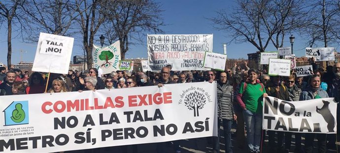 Manifestación en contra de la tala de árboles por la ampliación de la L11 de Metro.