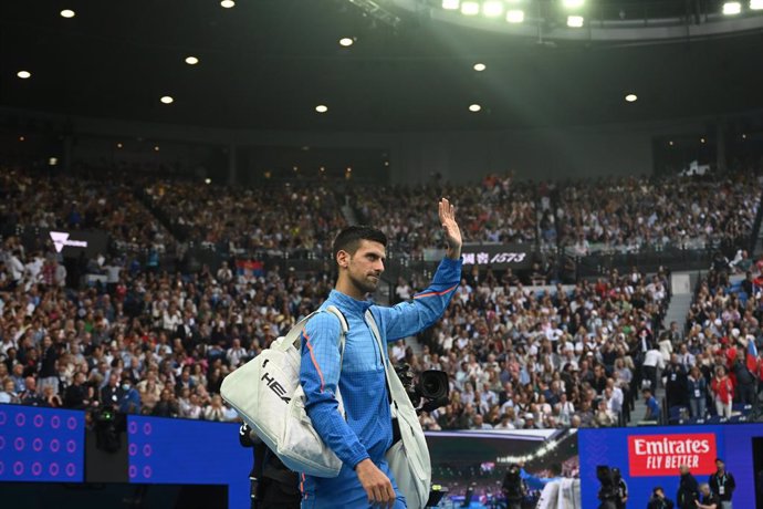 Archivo - Novak Djokovic of Serbia walks out on to the court ahead of the Mens Singles Final against Stefanos Tsitsipas of Greece at the 2023 Australian Open tennis tournament at Melbourne Park in Melbourne, Sunday, January 29, 2023. (AAP Image/Lukas C