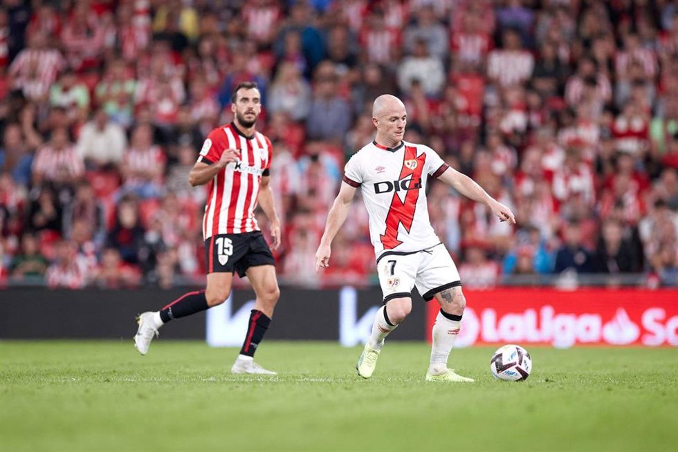 Archivo - Iñigo Lekue e Isi Palazón en un Athletic Club-Rayo Vallecano en San Mamés