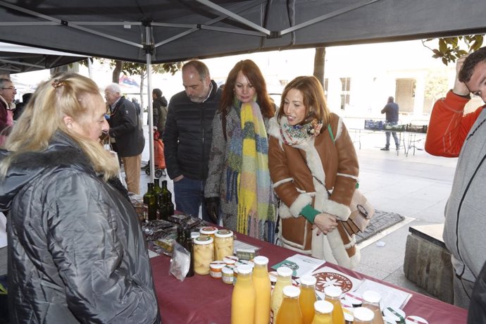 Las consejeras Natalia Chueca y Carmen Herrarte visitan la muestra.