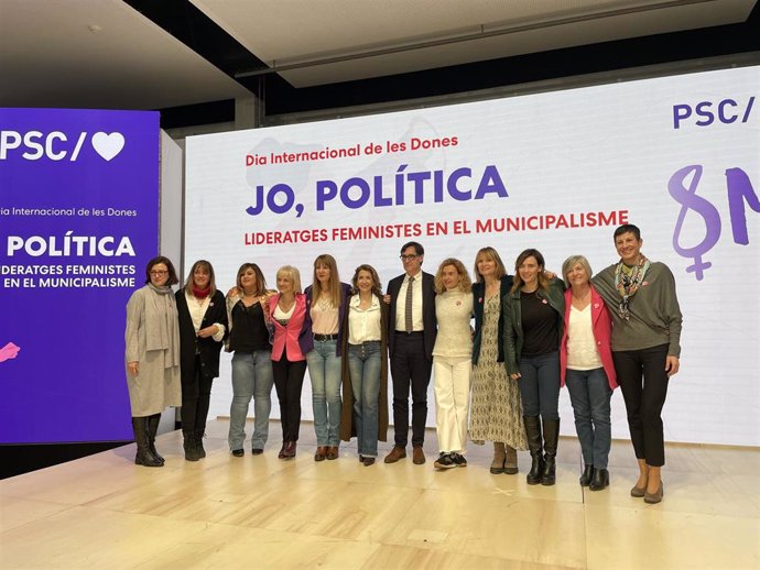 Raquel Sáncehz, Salvador Illa, Meritxell Batet, Núria Marín, Llusa Moret, Filo Cañete y otras candidatas a la alcaldía y alcaldesas de municipios catalanes en el acto de conmemoración del Día de la Mujer del PSC.