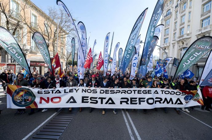Policías y guardias civiles de Jusapol marchan hacia el Congreso de los diputados durante una manifestación contra la reforma de la 'ley mordaza', a 4 de marzo de 2023, en Madrid (España). Jusapol, la plataforma que agrupa a policías y guardias civiles,