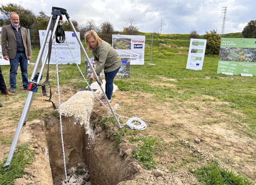La alcaldesa de Fuengirola coloca la primera piedra del parque de La Loma, "el gran pulmón verde" del municipio