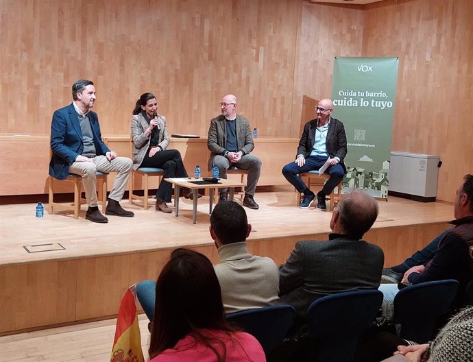 De izda a dcha, Ruiz, Monasterio, Sicilia y Castillo en un acto de Vox en Soria