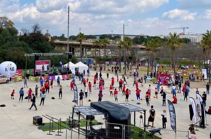 Arranca PalmaDona con una multitudinaria Feria en el Parque de Sa Riera