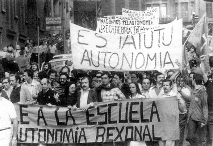 Archivo - Primera manifestación a favor de la autonomía asturiana y la presencia de la lengua dentro del sistema educativo.