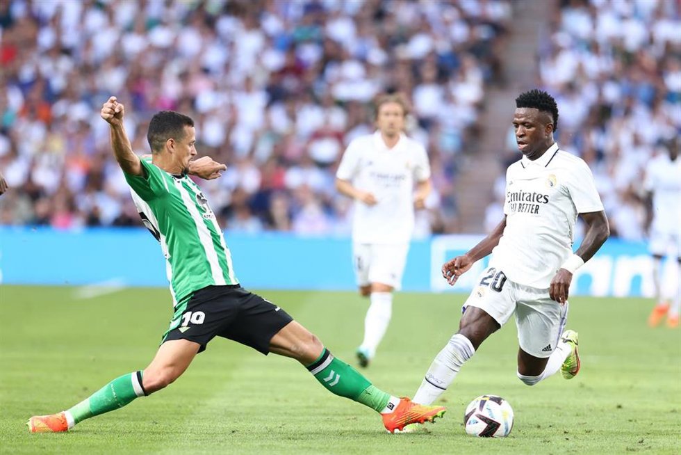 Archivo - Vinícius y Luiz Felipe en el Real Madrid-Real Betis de la primera vuelta de LaLiga Santander