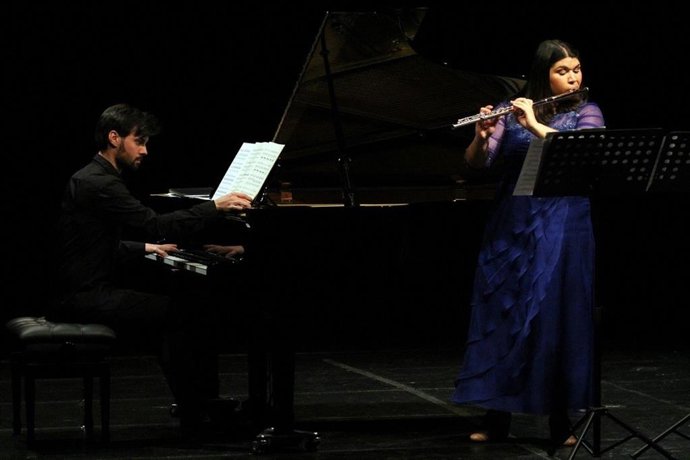 La flautista Sofía Salazar y el pianista Luis Arias.