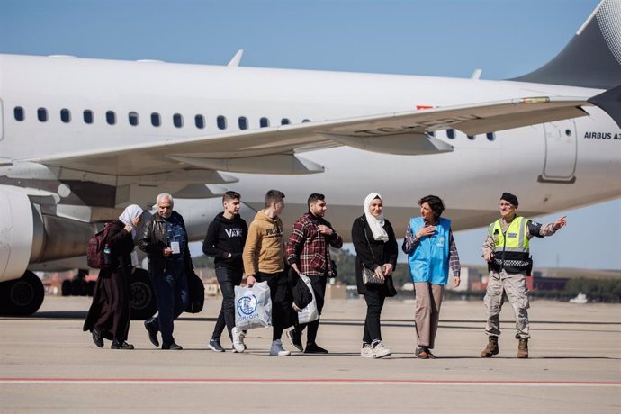 Varias personas de un grupo de refugiados sirios provenientes de Turquía y afectados por el terremoto, bajan del avión en la base aérea de Torrejón de Ardoz en una imagen de archivo 