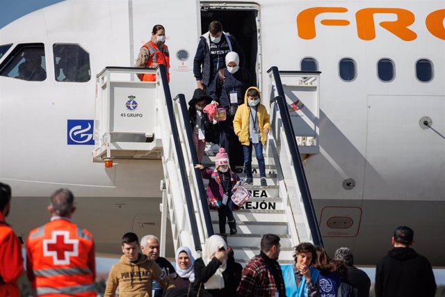 Varios refugiados sirios con niños proveniente de Turquía y afectados por el terremoto, llegan a la base aérea de Torrejón de Ardoz,, en la base aérea de Torrejón de Ardoz, a 4 de marzo de 2023, en Madrid (España). En colaboración con ACNUR España acoge a