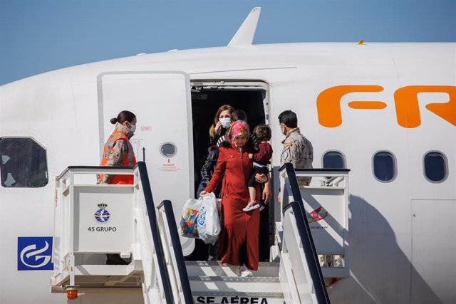 Varios refugiados sirios con niños proveniente de Turquía y afectados por el terremoto, llegan a la base aérea de Torrejón de Ardoz,, en la base aérea de Torrejón de Ardoz, a 4 de marzo de 2023, en Madrid (España)