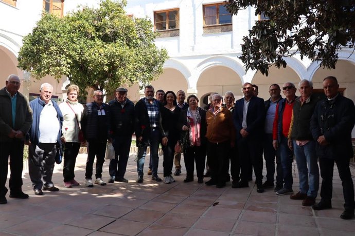 La secretaria general del PSOE provincial y diputada en el Congreso, Rafi Crespín, participa en un acto de reconocimiento a militantes socialistas de la localidad por el Día de la Rosa
