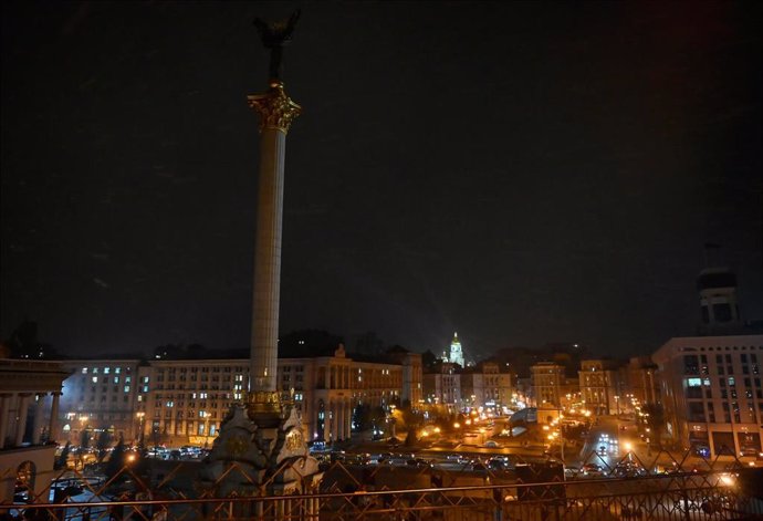 Plaza de la Independencia de Kiev durante la noche