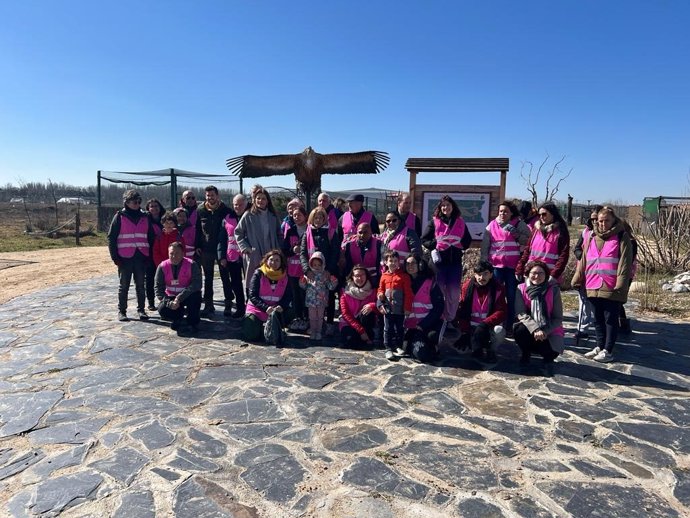 Voluntarios participan en una jornada de protección de animales en Salamanca