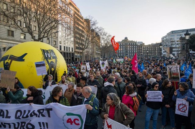 Miles de personas se manifiestan en Barcelona contra el Hard Rock, la B-40 y la ampliación del aeropuerto