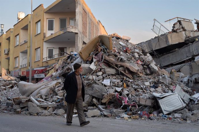 Una persona camina entre los escombros de los edificios derribados por el terremoto, a 23 de febrero de 2023, en Iskenderun, Turquía (España). 