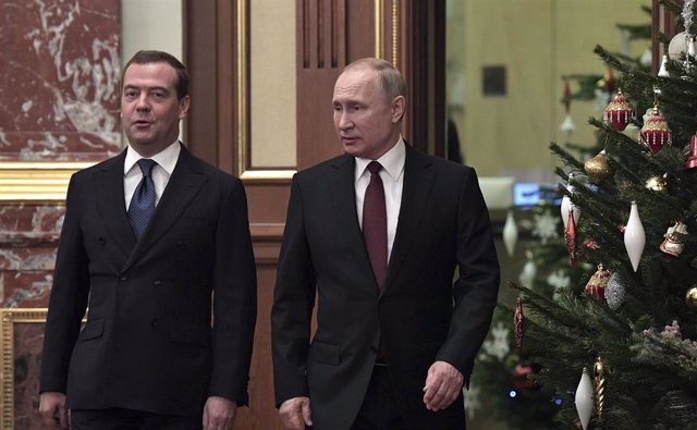 Archivo - Dimitri Medvedev y Vladimir Putin.