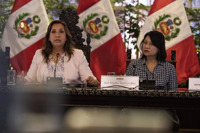 Archivo - La presidenta de Perú, Dina Boluarte, con la ministra de Exteriores, Ana Cecilia Gervasi