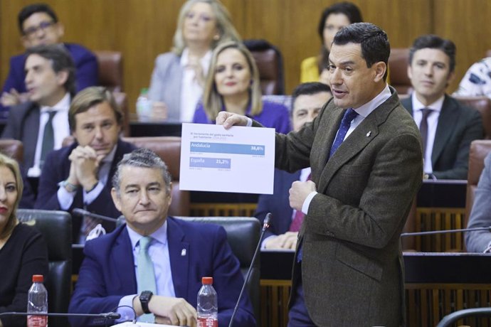 El presidente de la Junta de Andalucía, Juanma Moreno, en una imagen del Pleno del Parlamento celebrado el 23 de febrero.