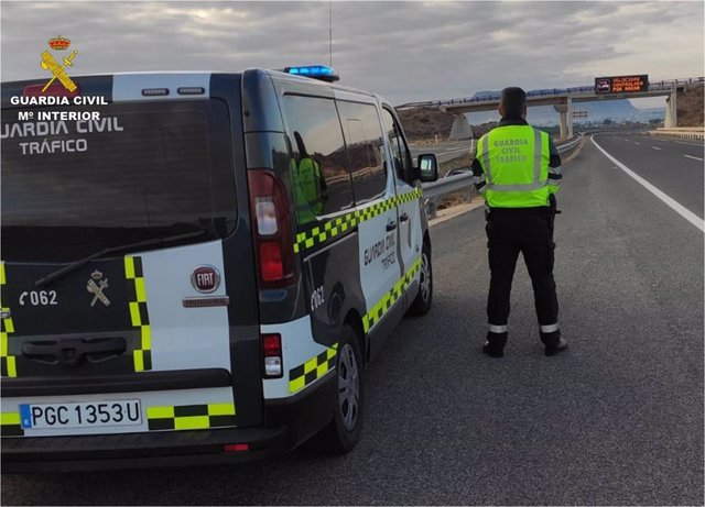 Imagen de archivo de un control de tráfico de la Guardia Civil en Alicante.