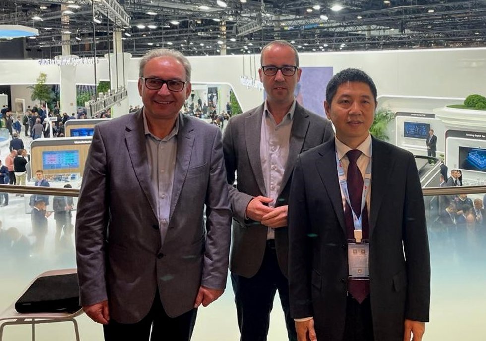 El director general de Informática y Transformación Digital, Javier Martínez, durante el encuentro de trabajo celebrado con representantes de Huawei en el marco del Mobile World Congress
