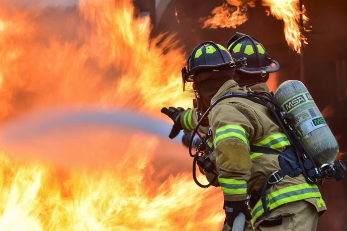 Archivo - Els bombers apaguen un incendi