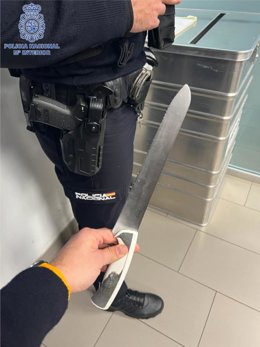Cuchillo incautado a uno de los dos detenidos por la Policía Nacional el pasado jueves como presunto autor de un delito de robo con fuerza en Camp Redó