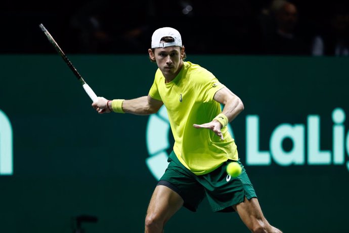 Archivo - Alex de Minaur of Australia in action against Botic Van de Zandschulp of The Netherlands during the second thennis match from Davis Cup Finals 2022, Quarter-Finals round, played between Australia and The Netherlands at Palacio de Deportes Mart