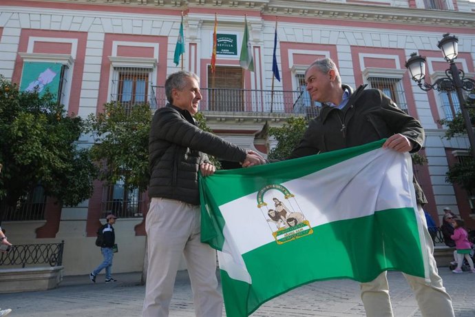 El candidato a la Alcaldía de Sevilla, José Luis Sanz, y Pablo de los Santos
