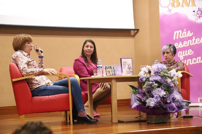 Ángeles Blanco, delegada de Derechos Humanos y coordinadora de Incidencia en la Confederación ASPACE; la consejera de Igualdad del Cabildo de Lanzarote, Myriam Barros; y la escritora y activista Nuria González