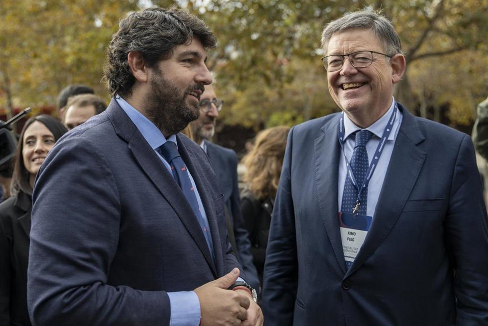 Archivo - El 'president' de la Generalitat, Ximo Puig (d), y el presidente de la Región de Murcia, Fernando López Miras (i), en la celebración del VI acto empresarial por el Corredor Mediterráneo, a 17 de noviembre de 2022, en Barcelona, Cataluña (Españ