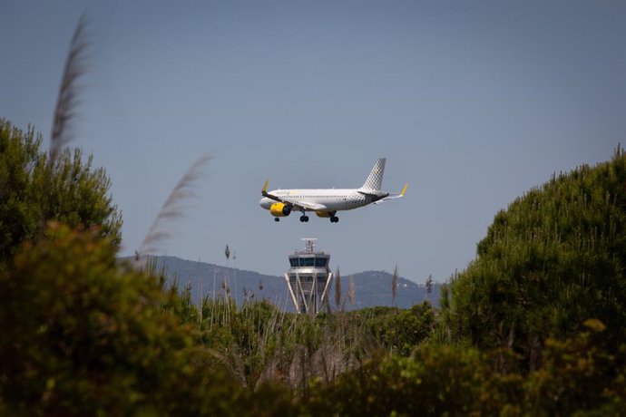 Archivo - Un avión sobrevuela el espacio natural protegido de La Ricarda.