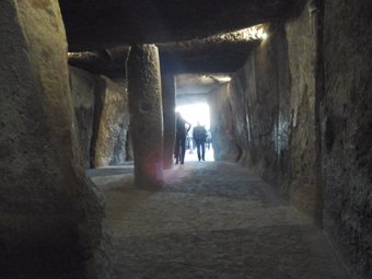 Interior del dolmen de Menga
